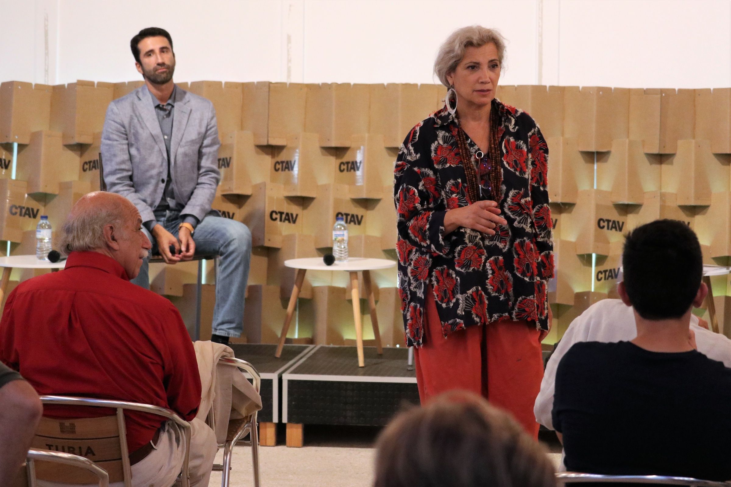 Alfonso Díaz y Carme Pinós, durante la presentación de la monografía "CaixaForum Zaragoza", en el CTAV.