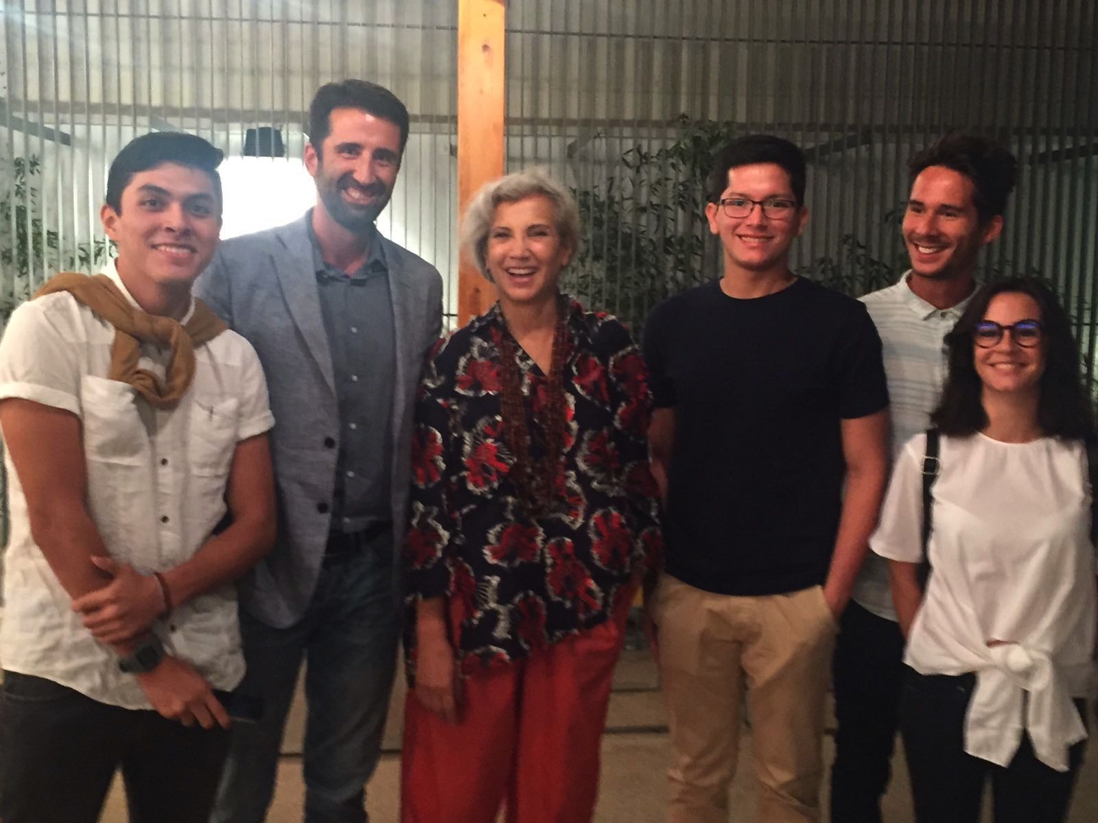 Carme Pinós y Alfonso Díaz, con un grupo de estudiantes de Arquitectura de la CEU UCH.