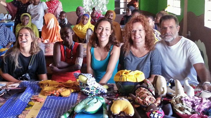 Presentación de los nuevos diseños de Free Design Bank, en el nuevo taller de producción para Jimudu Women Group en Lamu (Kenia).
