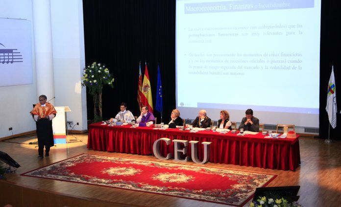 El catedrático de Economía y Finanzas de la CEU UCH, Gonzalo Rubio, imparte la lección magistral en el acto de apertura del curso 17-18.