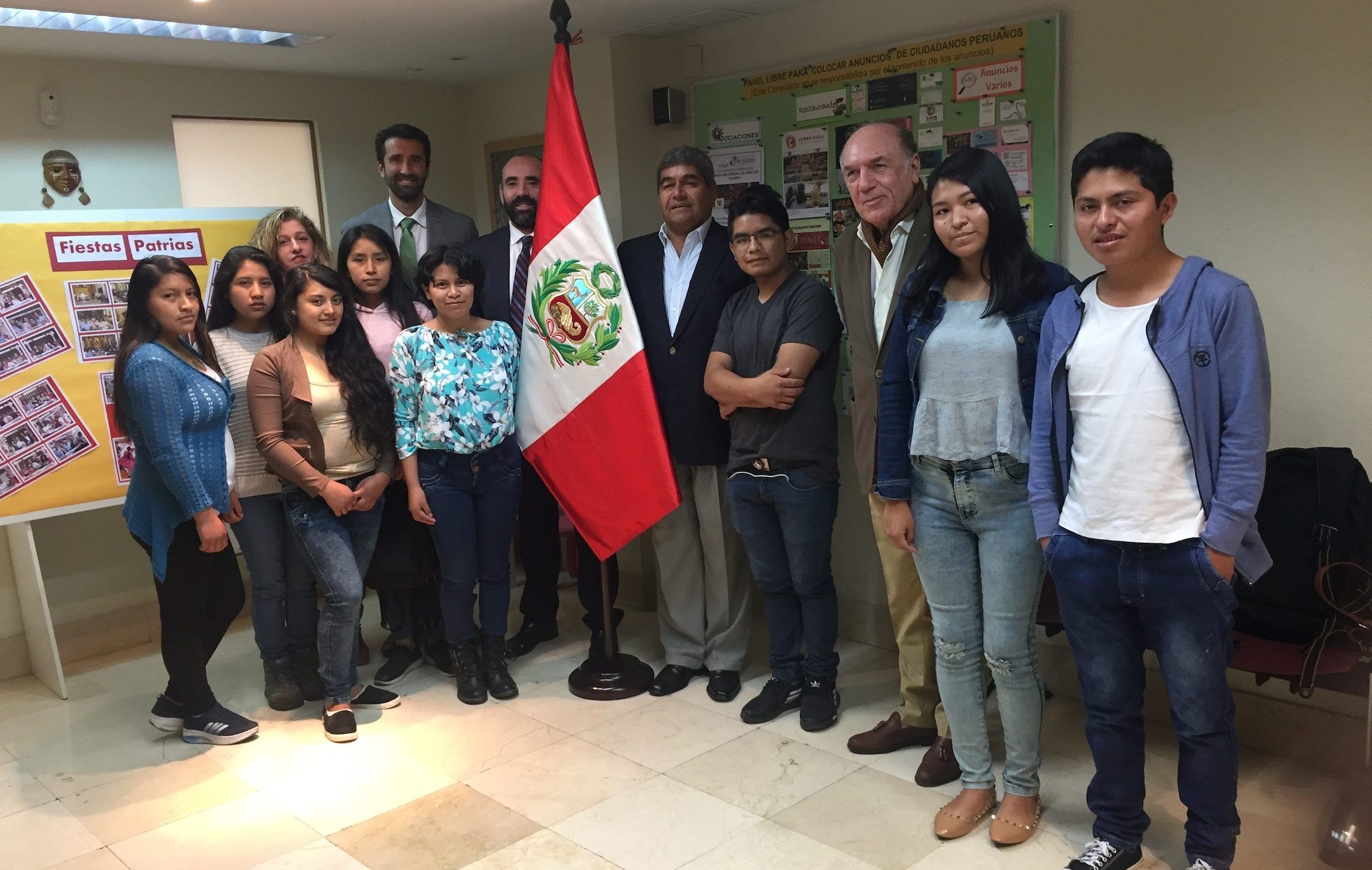 Los estudiantes de Diseño de la CEU UCH becados por el Gobierno de Perú, junto a representantes de la Universidad y el consulado peruano en Valencia.