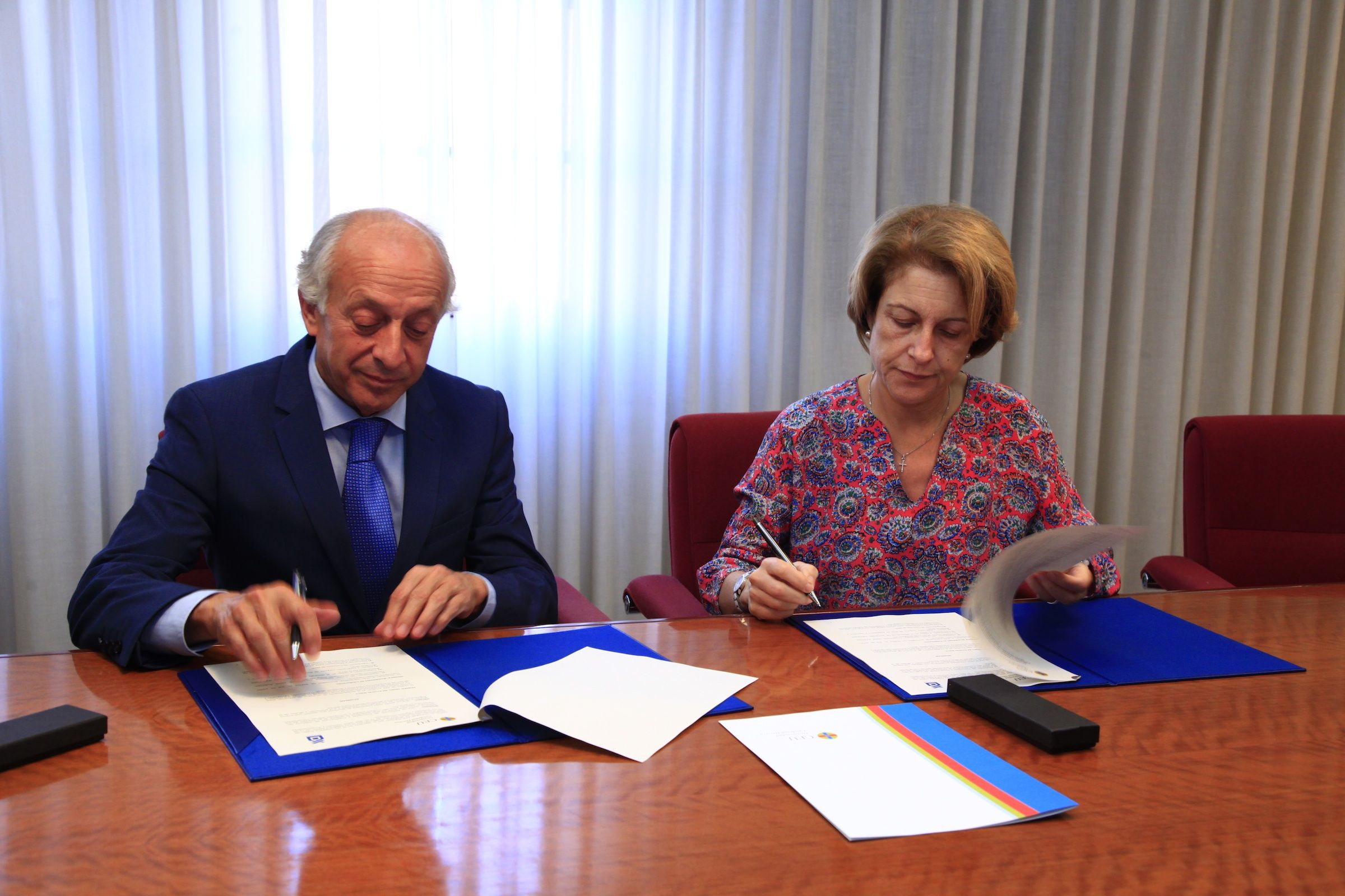 Antonio Olmedo, presidente de APCValencia, y Rosa Visiedo, rectora de la CEU UCH, durante la firma del convenio.