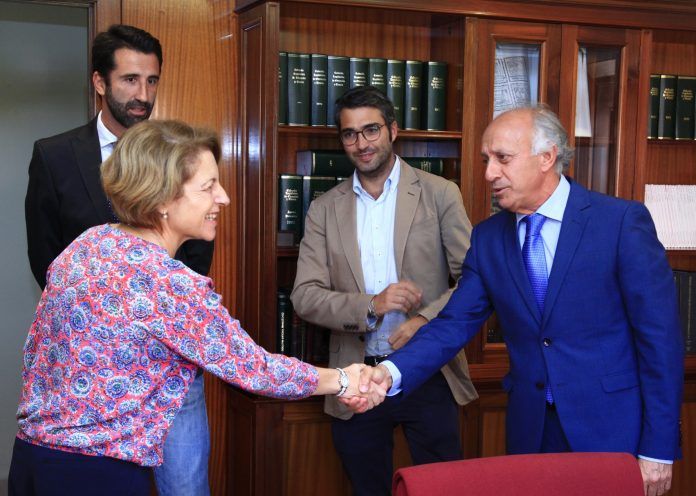 La rectora Rosa Visiedo saluda al presidente de APCValencia, Antonio Olmedo.