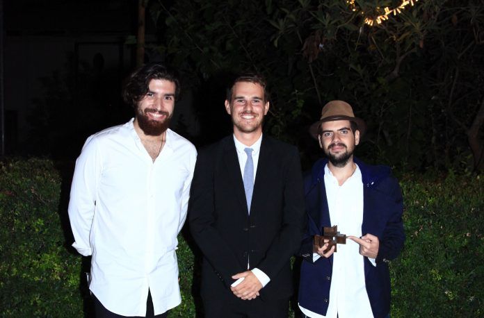 Ignacio Juan, subdirector de Arquitectura de la CEU UCH, con los estudiantes premiados: Ernesto Corea y José Luis Moreno.