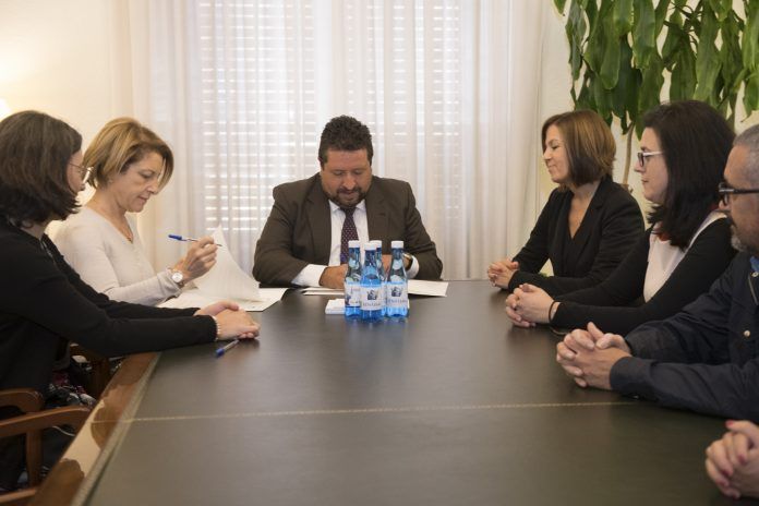 Rosa Visiedo y Javier Moliner, en la firma del convenio entre la Fundación Hospital Provincial de Castellón y la Universidad CEU Cardenal Herrera.