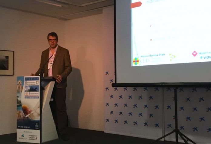 El doctor Antonio Barrasa Shaw, director del Departamento de Cirugía de la CEU UCH, durante su ponencia en el Congreso de la SEOQ.