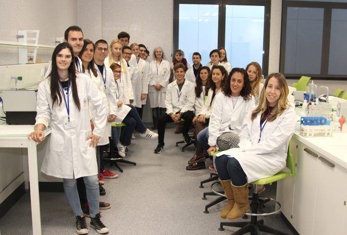 SWIpis y SWitas, profesores y estudiantes del grupo SWI@CEU, participantes en la iniciativa internacional SWI de ciencia ciudadana para la búsqueda de nuevos antibióticos.