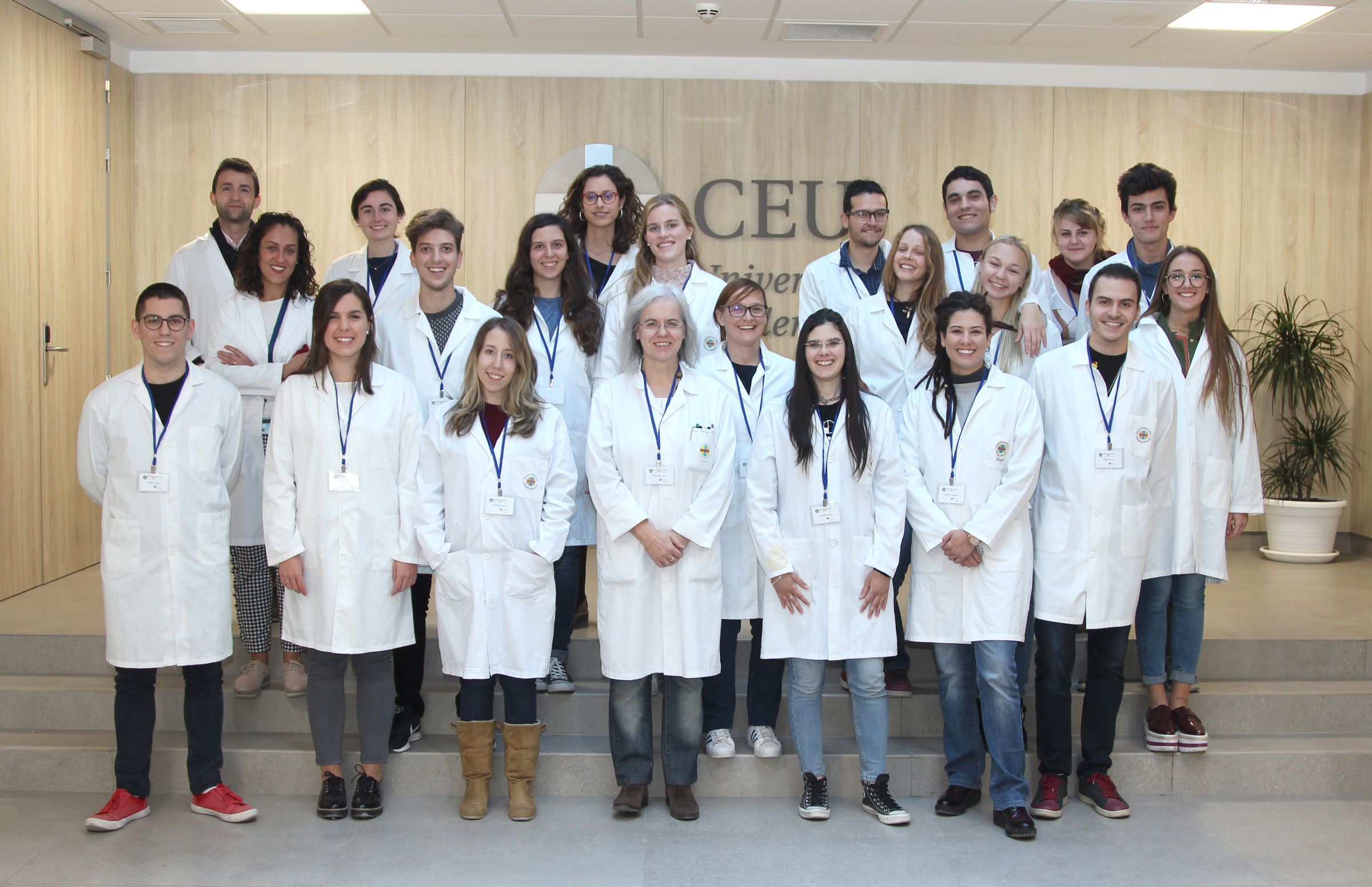 Cinco profesores, liderados por la catedrática Teresa Pérez Gracia, y 19 estudiantes voluntarios de Farmacia y Veterinaria integran el equipo SWI@CEU.