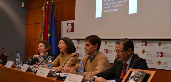 La doctora Victoria Espinar, la decana Alicia López, el catedrático Vicente Bellver y el profesor Emilio García Sánchez, en la presentación del libro.