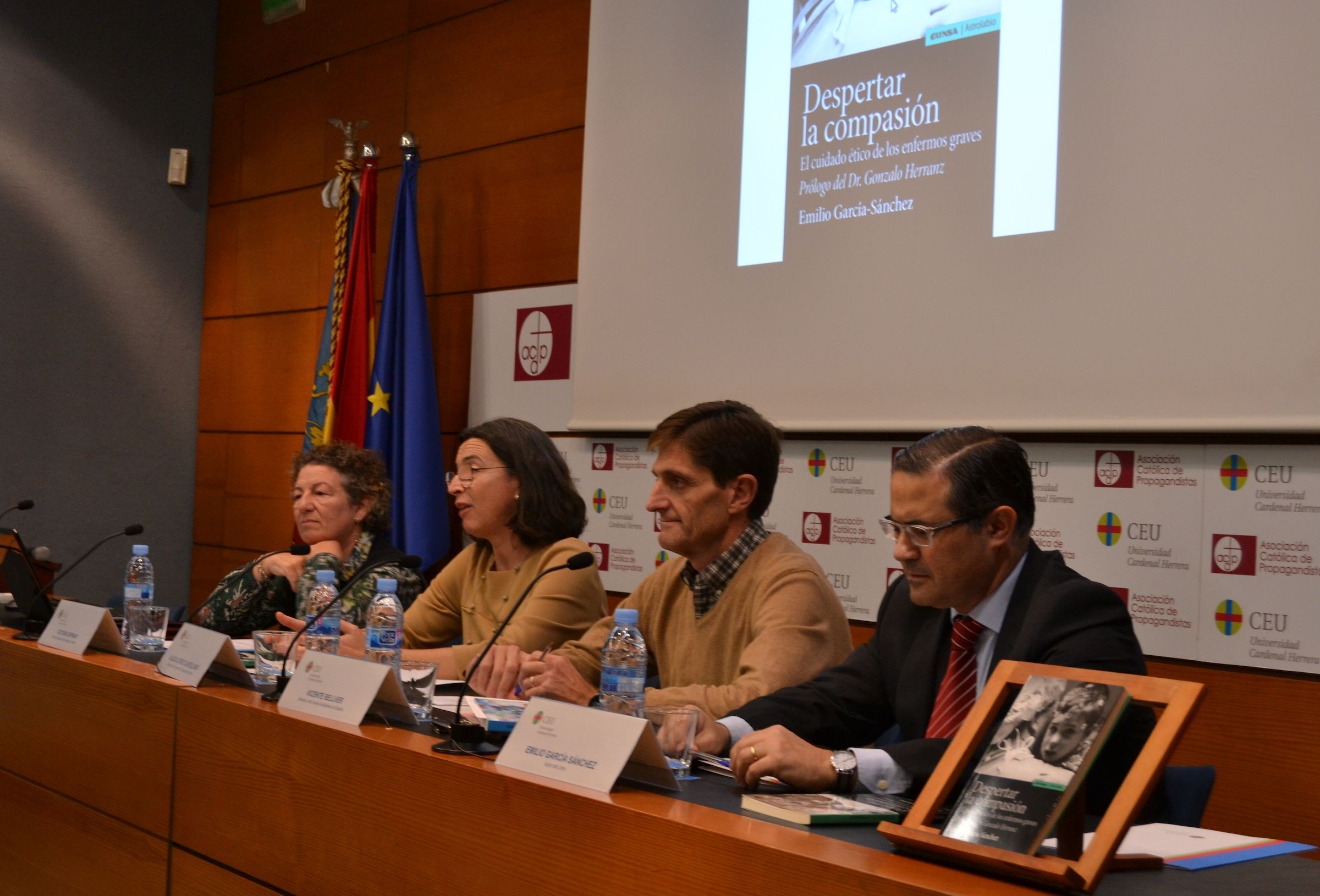 La doctora Victoria Espinar, la decana Alicia López, el catedrático Vicente Bellver y el profesor Emilio García Sánchez, en la presentación del libro.