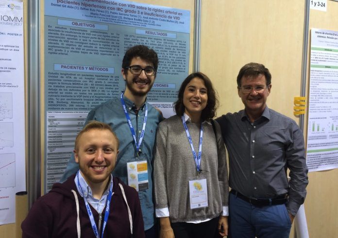 Los estudiantes Pablo Serrano, Daniel Gil y Esther Ruiz, con el profesor Enrique Rodilla en el Congreso de la SEIOMM.