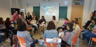 Alumnos de Enfermería del CEU aprenden a resolver problemas de lactancia en un taller con madres y bebés