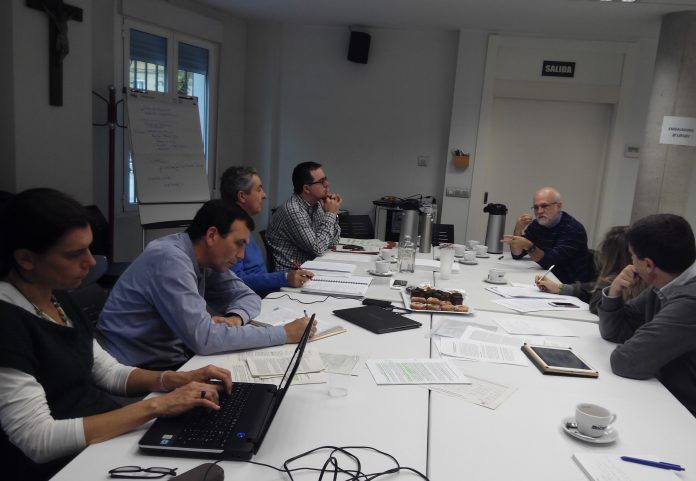 El profesor Enrique Lluch, de la CEU UCH, en la reunión del Foro Creyente de Pensamiento Ético-Económico para la elaboración del documento “Repensar el crecimiento económico”.