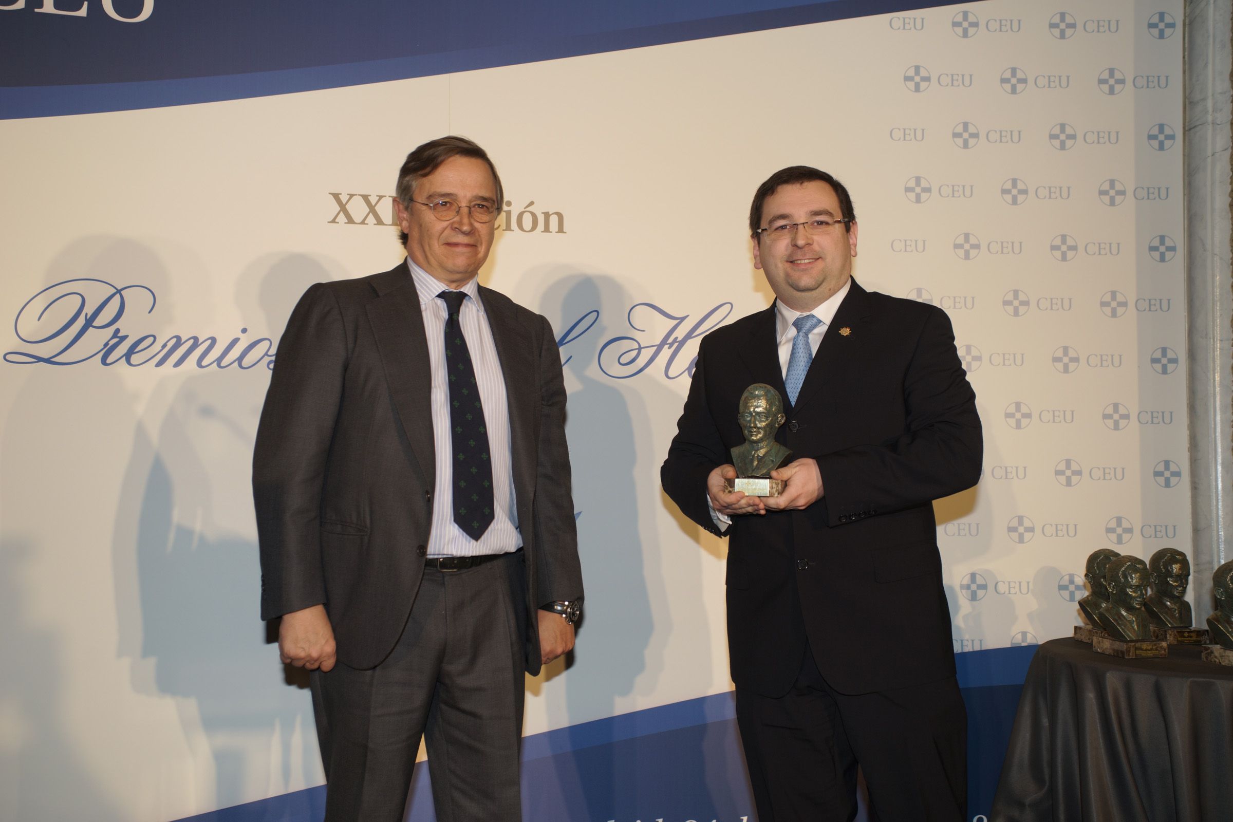 El profesor de la CEU UCH Luis Doménech, investigador principal del equipo, ha recogido hoy el premio Ángel Herrera en Madrid.