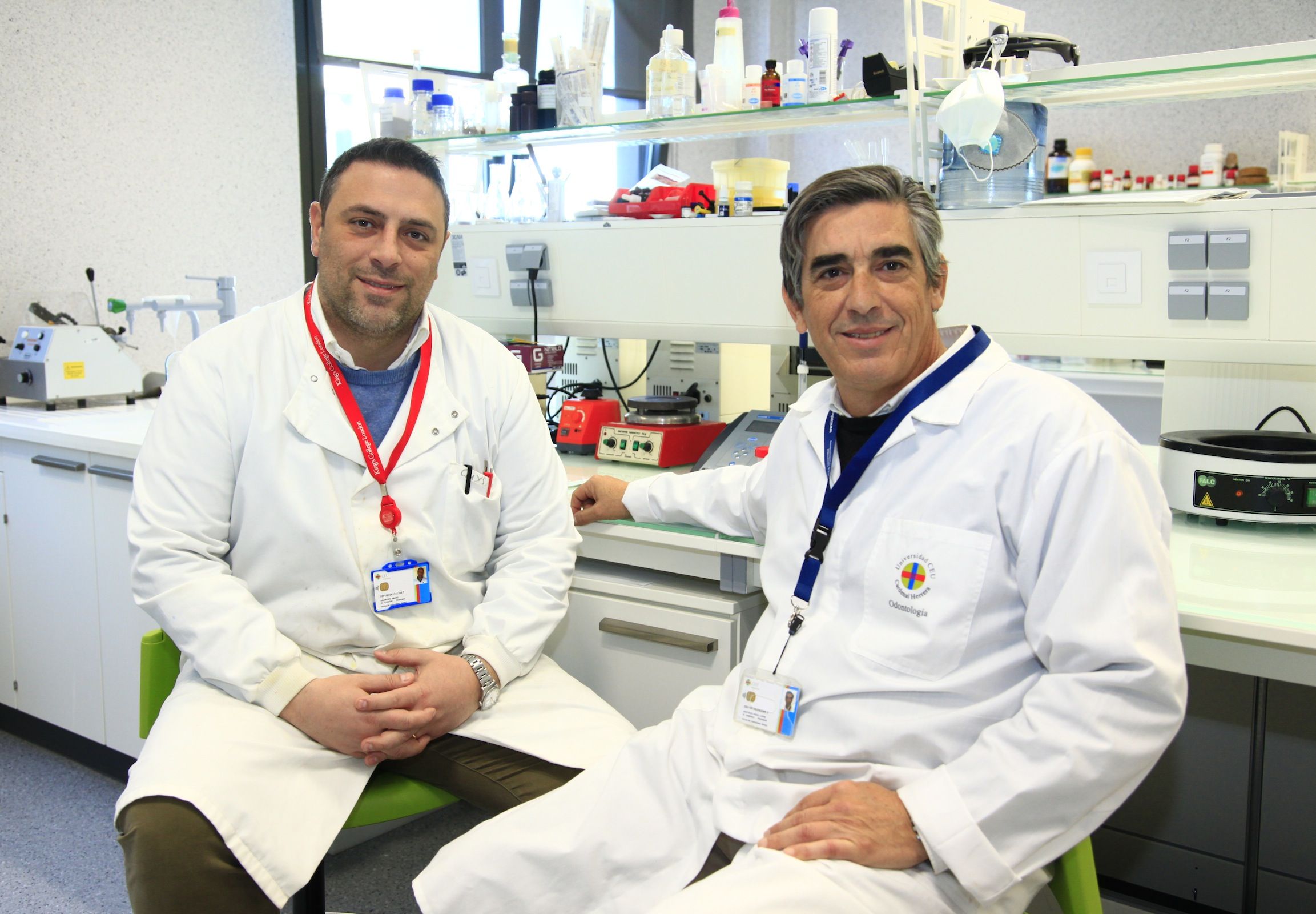 Los profesores de la CEU UCH Salvatore Sauro y Santiago Arias Luxan, autores del estudio publicado por Journal of Dentistry.