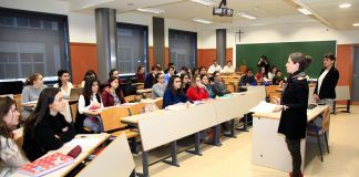 La catedrática Jean Monnet de la Universidad de Concepción en Chile analiza las relaciones entre la UE y América Latina Paulina Astroza y Susana Sanz, catedráticas Jean Monnet, con estudiantes de Derecho y Ciencias Políticas de la CEU UCH.