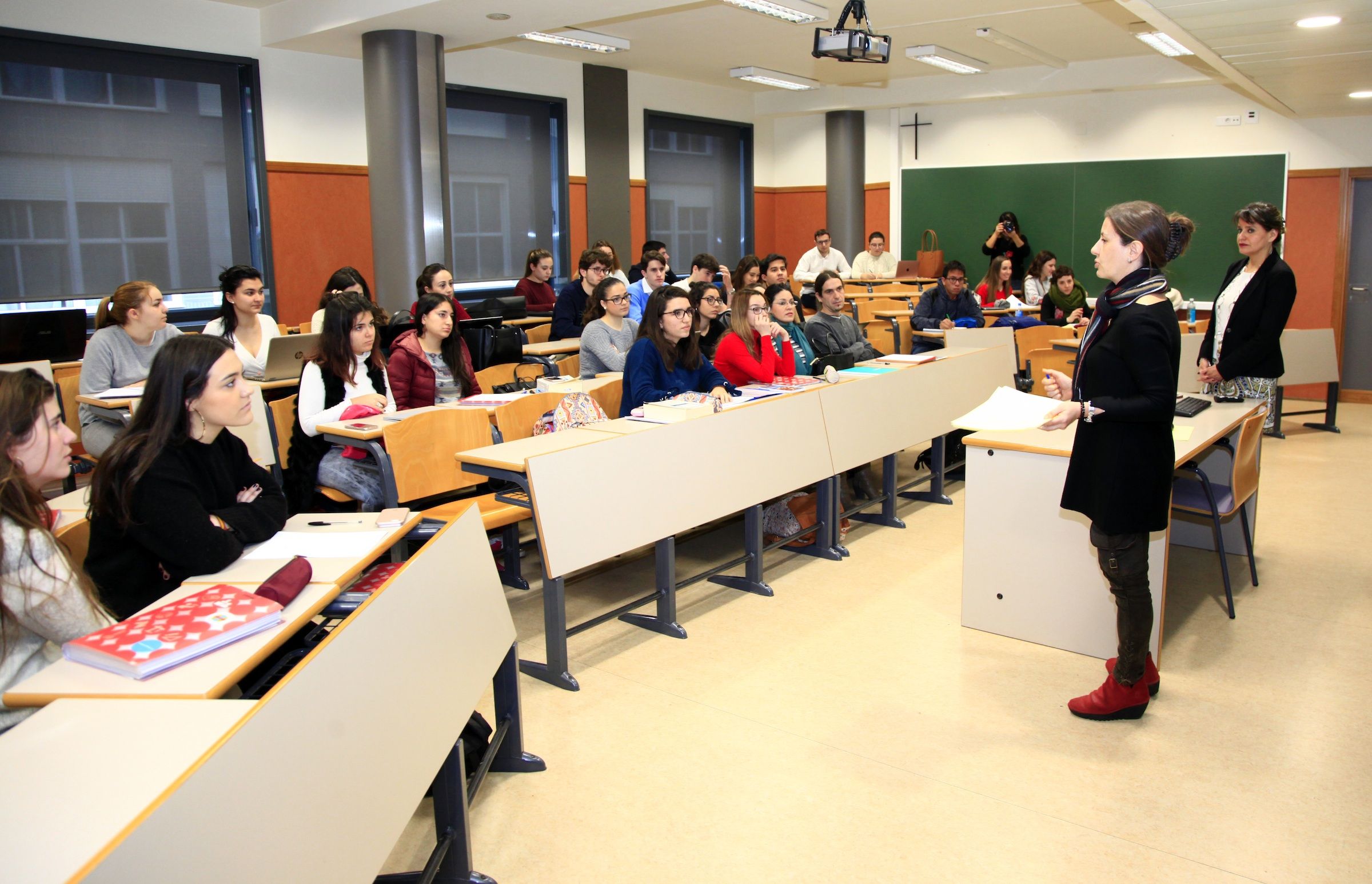 Paulina Astroza y Susana Sanz, catedráticas Jean Monnet, con estudiantes de Derecho y Ciencias Políticas de la CEU UCH.