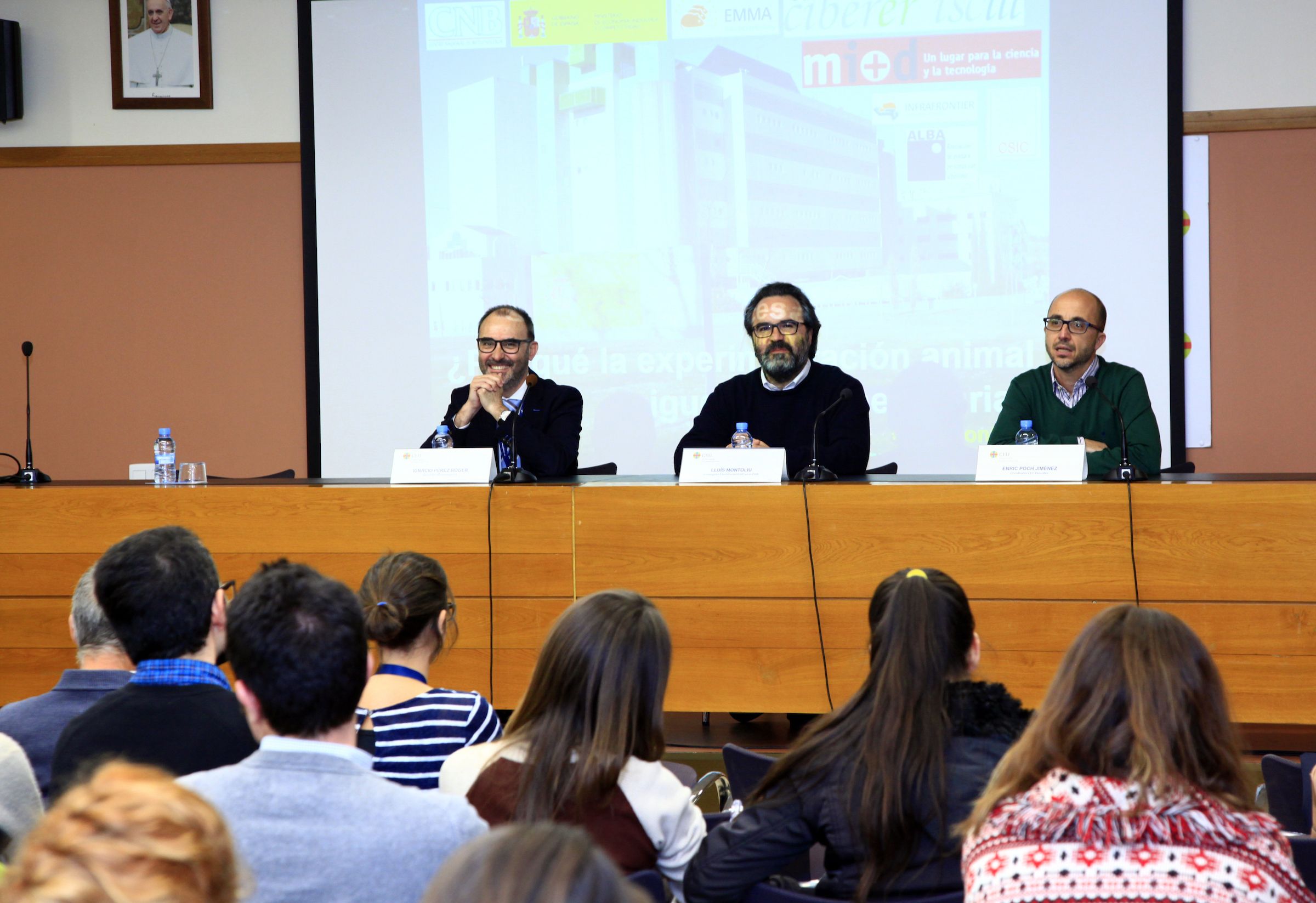 El vicerrector de Investigación de la CEU UCH, Ignacio Pérez, el investigador del CNB-CSIC, Lluis Montoliu, y el coordinador del ciclo CEU Descubre, en la presentación de la conferencia.