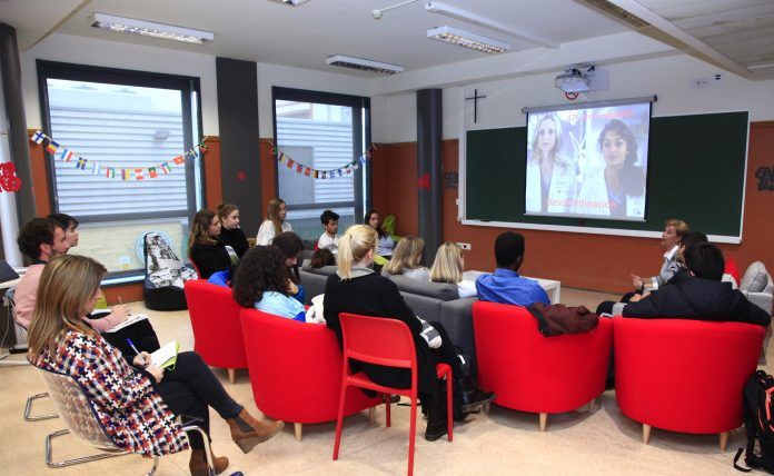 La profesora Inma Rius, del Grupo GIDYC, durante la charla sobre enfermedades raras celebrada hoy, con motivo del Día Mundial.