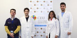 Clinical Rehabilitation publica un nuevo estudio de la CEU UCH sobre los efectos del calzado de suela curva en la reducción del dolor lumbar crónico El profesor de la CEU UCH Pablo Salvador, junto a los titulados del Máster Universitario en Fisioterapia Deportiva Borja Ortega Santana, Álvaro Antón Nogués y Palmy González Requena, miembros del equipo investigador.