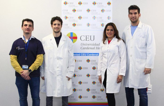 El profesor de la CEU UCH Pablo Salvador, junto a los titulados del Máster Universitario en Fisioterapia Deportiva Borja Ortega Santana, Álvaro Antón Nogués y Palmy González Requena, miembros del equipo investigador.