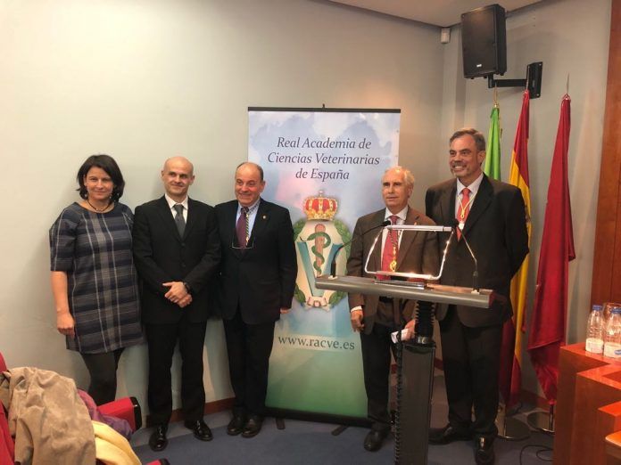 Santiago Vega junto al organizador y los ponentes de la sesión sobre bioseguridad en la Real Academia de Ciencias Veterinarias de España.