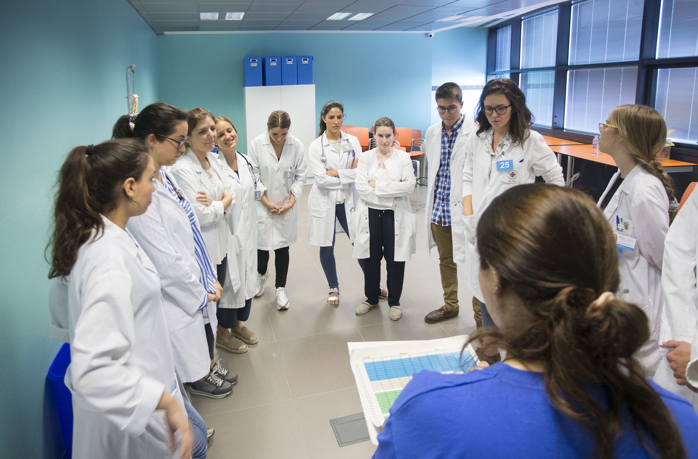 Los alumnos de sexto de Medicina del CEU de Castellón, durante la ECOE en el nuevo Centro de Simulación Avanzada.
