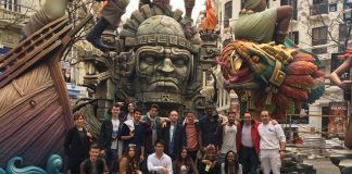 Lesson 1: la arquitectura de un monumento… fallero! Estudiantes y profesores de Architecture de la CEU UCH con el artista fallero Lluis Pascual, durante su visita al montaje de la falla.