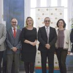 La CEU UCH y la Fundación Vithas Nisa renuevan por tres años más su colaboración en la Cátedra de Neurociencias Agustín Fernández, director médico de Hospitales Vithas-Nisa; el vicerrector de Investigación de la CEU UCH, Ignacio Pérez Roger; la directora de la Fundación Vithas Nisa, Mar Álvarez; el presidente del Colegio de Enfermería de Valencia, Juan José Tirado; la decana de la Facultad de Ciencias de la Salud de la CEU UCH, Alicia López Castellano; y el doctor José Piquer, titular de la Cátedra de Neurociencias CEU-Fundación Vithas Nisa.