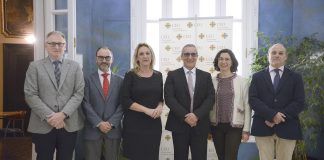La CEU UCH y la Fundación Vithas Nisa renuevan por tres años más su colaboración en la Cátedra de Neurociencias Agustín Fernández, director médico de Hospitales Vithas-Nisa; el vicerrector de Investigación de la CEU UCH, Ignacio Pérez Roger; la directora de la Fundación Vithas Nisa, Mar Álvarez; el presidente del Colegio de Enfermería de Valencia, Juan José Tirado; la decana de la Facultad de Ciencias de la Salud de la CEU UCH, Alicia López Castellano; y el doctor José Piquer, titular de la Cátedra de Neurociencias CEU-Fundación Vithas Nisa.