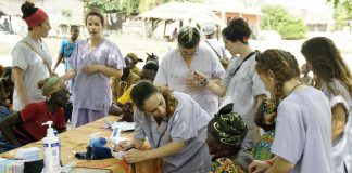 Enfermeros y médicos solidarios en Ghana