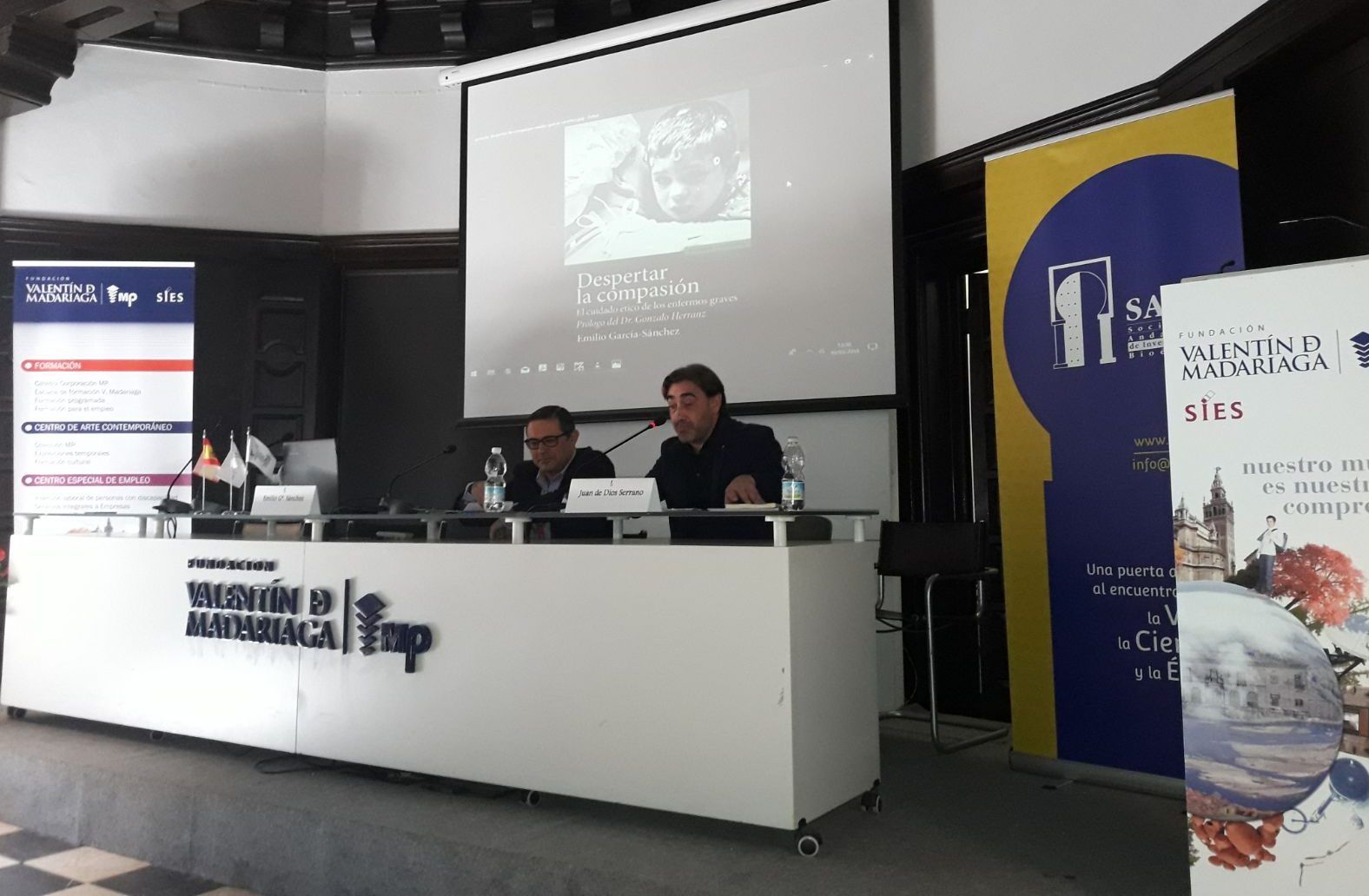 Emilio García Sánchez y Juan de Dios Serrano, durante la presentación del libro Despertar la compasión, en el Congreso Internacional de Bioética de la SAIB.