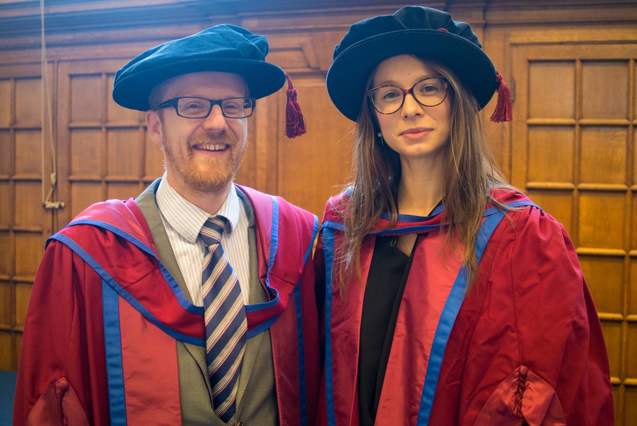 Sandra Sanchis, junto a uno de sus directores de tesis, el doctor Ludovic Pelligand, con el traje académico del Royal Veterinary College.