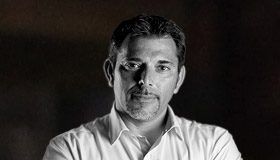 El premio Nadal Víctor del Árbol participa en una charla-coloquio organizada por el CEU en el Real Casino de Castellón