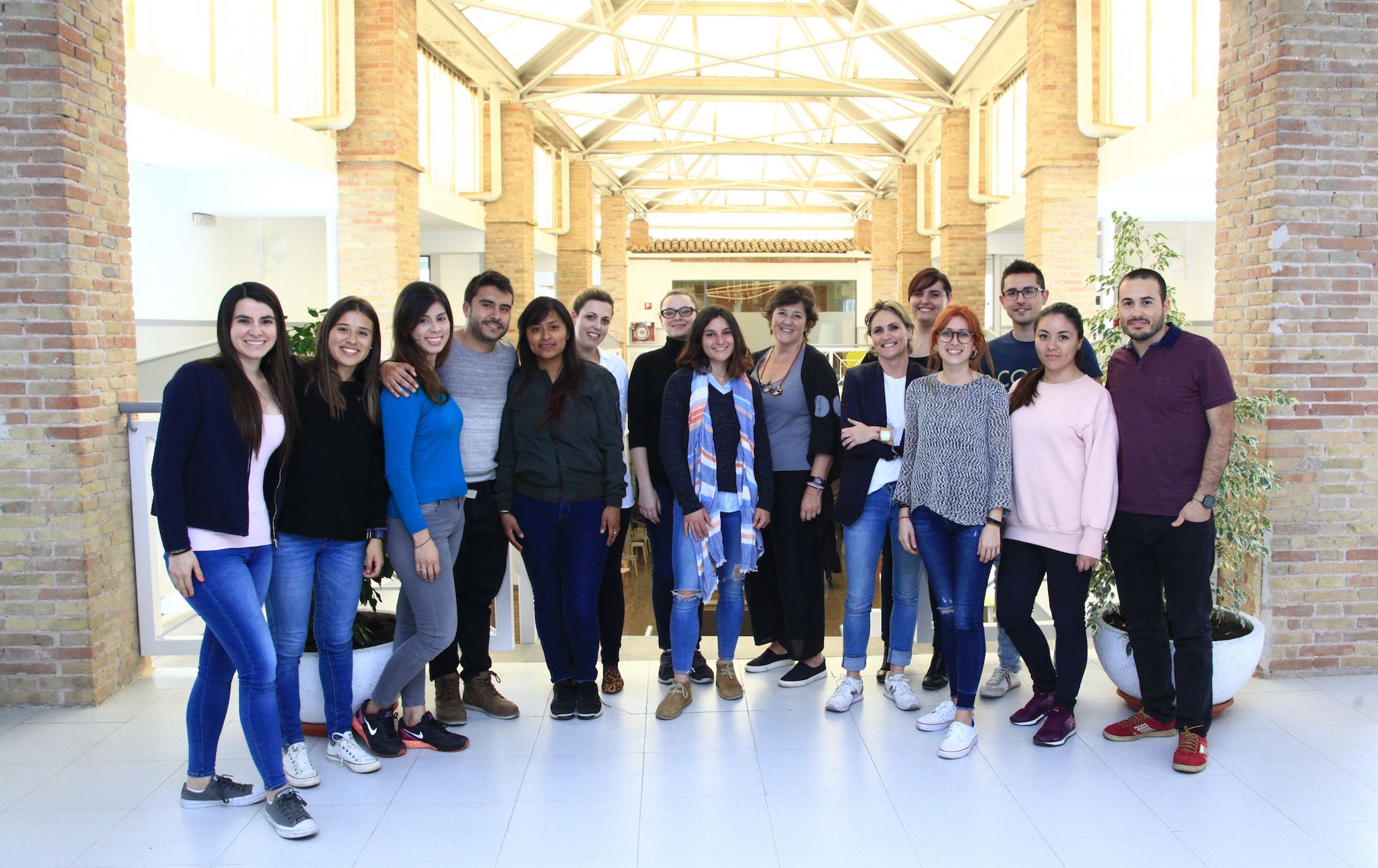 Los estudiantes del Máster en Diseño de Interiores de la CEU UCH, con la interiorista y profesora Isabel López Vilalta.