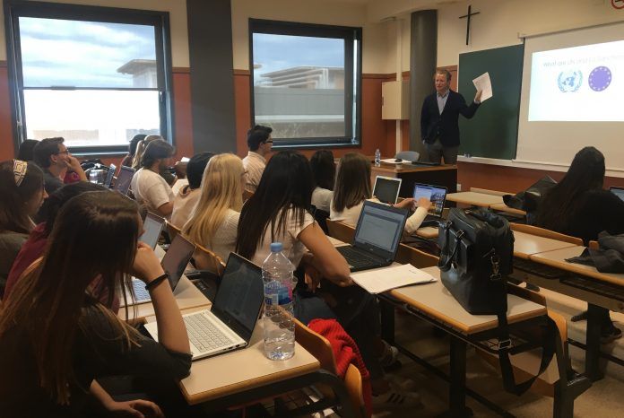 Thomas Kruiper, de la Saint Louis University, durante su clase en inglés como profesor invitado en la CEU UCH.