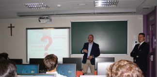 La Fundación Mapfre imparte un taller de formación a los estudiantes de Dirección de Empresas y de Marketing del CEU en Elche