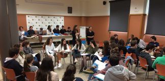 9 de mayo, Día de Europa: del cole, a la Corte Los alumnos del Colegio CEU San Pablo, preparando el juicio simulado ante la Corte Europea, como jueces, fiscales y abogados, en la actividad organizada por la Cátedra Jean Monnet de la CEU UCH.