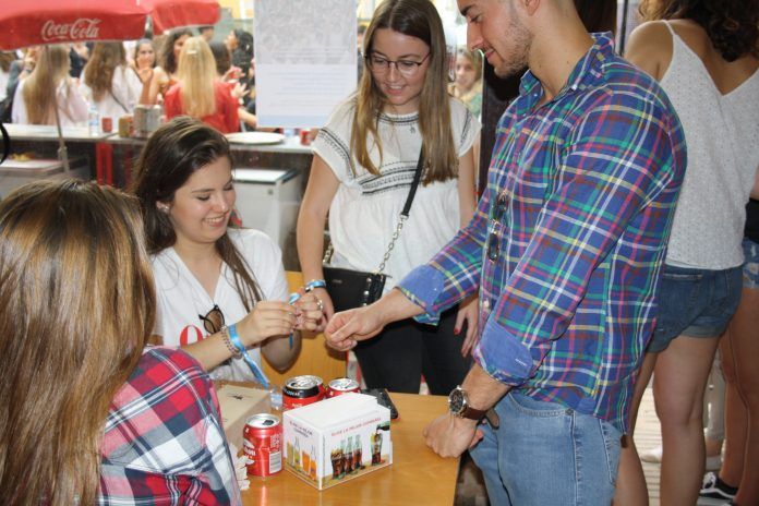 Alumnos adquiriendo la pulsera solidaria a favor de la Fundación Secretariado Gitano