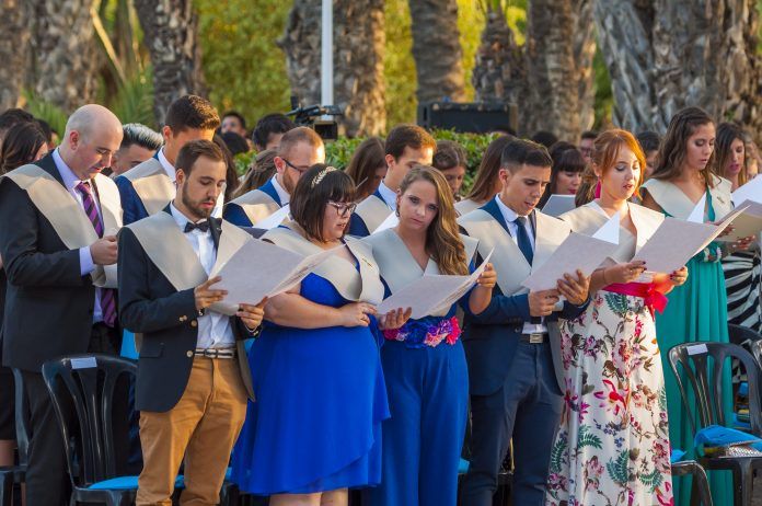 Alumnos durante la lectura del juramento de Enfermería 1
