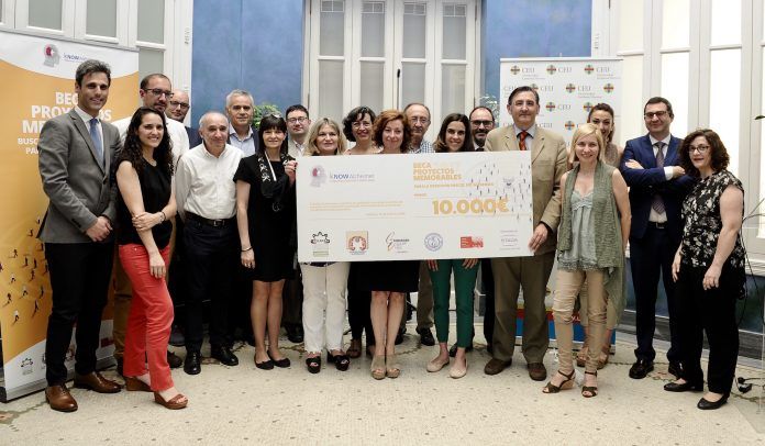 Investigadores de la CEU UCH, SEMERGEN, SEFAC y el Hospital Arnau de Vilanova, representantes de kNOW Alzheimer y de Laboratorios STADA, en la entrega de la beca.