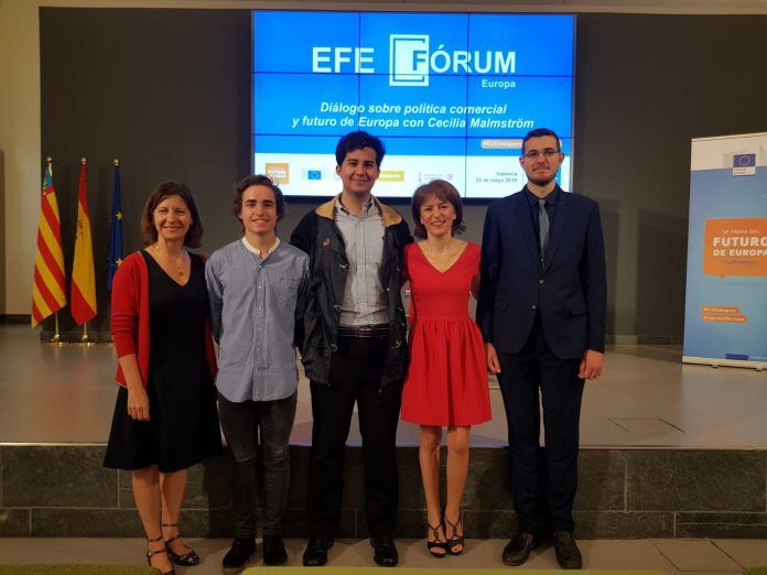 Los estudiantes de Derecho y Políticas Álvaro Blasco, Alejandro Cuenca y Joan Segura, con la catedrática Jean Monnet de la CEU UCH, Susana Sanz, y la vicedecana de Periodismo, Anunciación Ramírez, en el EFE Forum Europa.