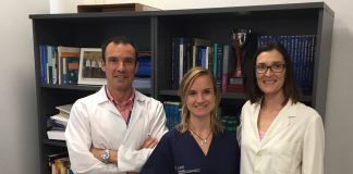 Tratar el dolor lumbar crónico, desde el diafragma Los profesores investigadores de Medicina y Fisioterapia Juan Francisco Lisón, Mireia Martí y María Dolores Arguisuelas, autores del estudio junto al profesor Julio Doménech y la alumna de posgrado Laura Hidalgo.