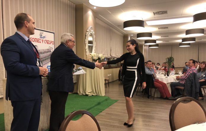 Elena Moreno ha recibido su premio en el 43º Symposium nacional de ASESCU, al que han asistido más de 200 profesionales y técnicos del sector cunícola español.