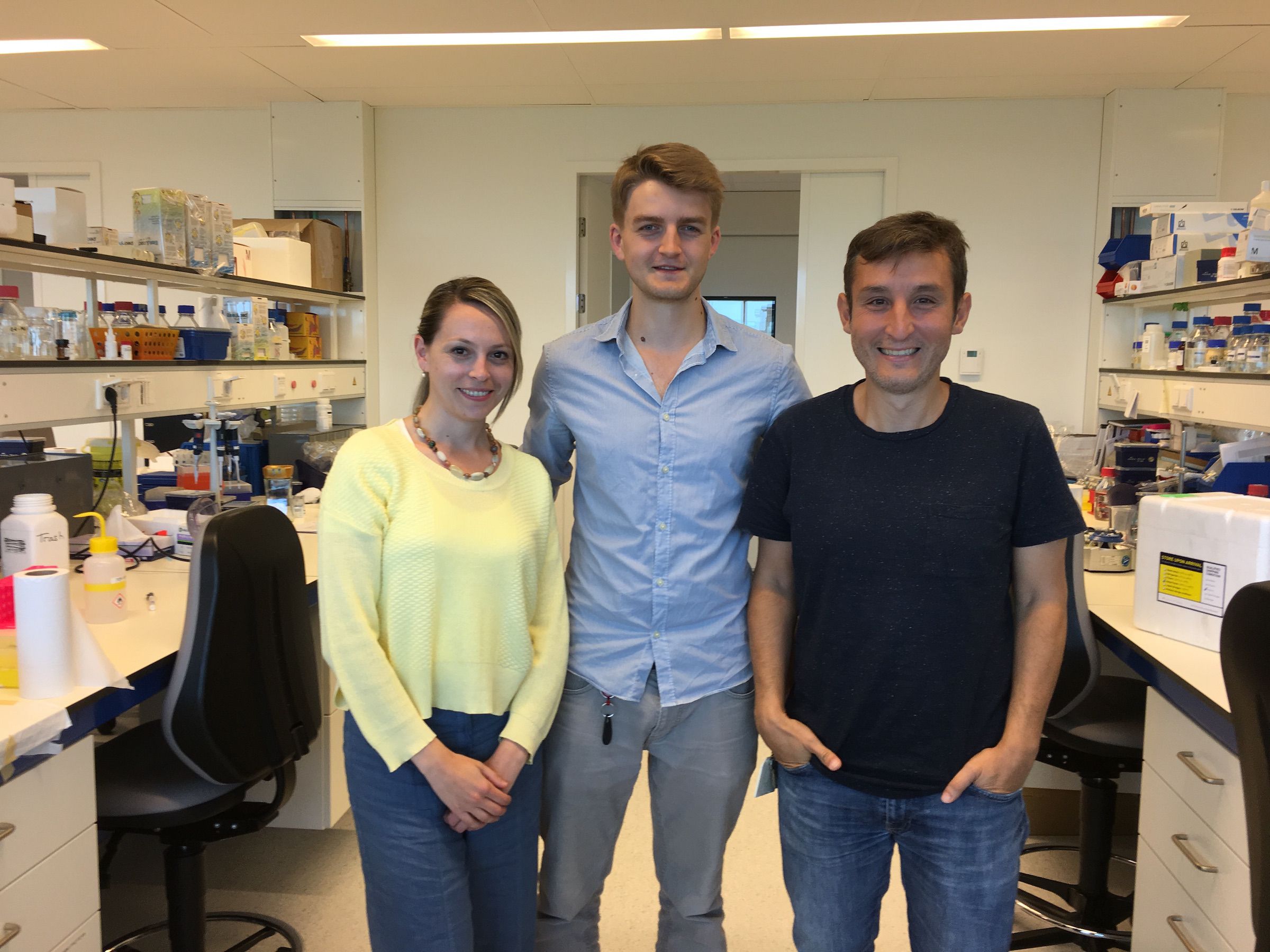 Enric, con dos de los miembros del equipo que ahora dirige en Utrecht, en el Coffer Lab.