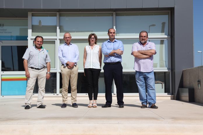Eduardo González, presidente de INTERCUN; el decano de Veterinaria de la CEU UCH José Terrado; Mari Luz de Santos, directora de INTERCUN; Juan Manuel Corpa, catedrático de la CEU UCH y presidente de ASESCU; y Manuel Marco, presidente de AVECU, en el Hospital Clínico Veterinario de la CEU UCH.