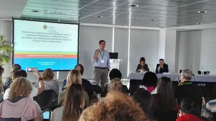 El profesor de la CEU UCH José Miguel Soria ha presentado el ensayo clínico que dirige, en el 5th International Meeting on Mindfulness.
