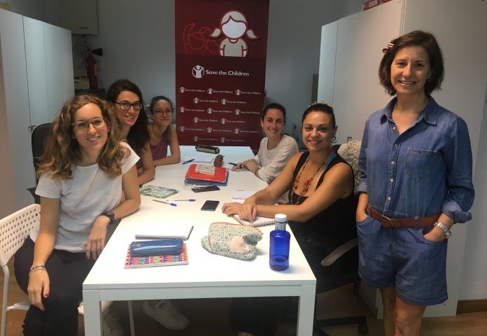 La catedrática Jean Monnet Susana Sanz, junto a algunos de los 14 miembros del personal de Save the children que participaron en el curso.