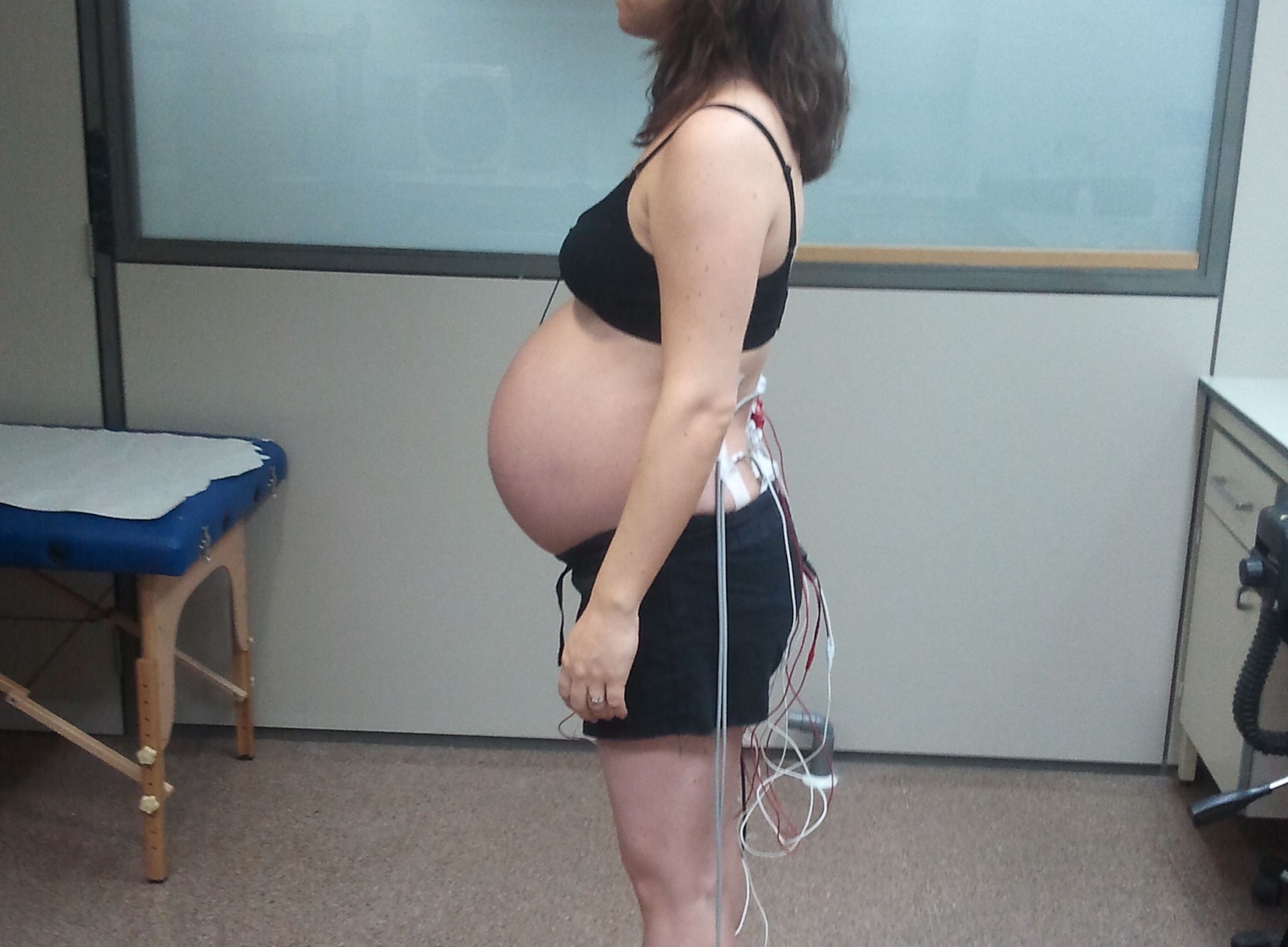 Una de las mujeres participantes en el estudio de los cambios en la columna y en la musculatura de la zona lumbar en el último trimestre del embarazo, realizado por investigadores de la CEU UCH y la UV.