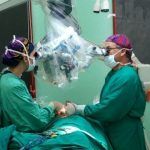 Neurocirugía para luchar contra ¿la pobreza? El doctor Piquer y la doctora Santos en una de las intervenciones realizadas en el NED Institute de Zanzíbar.